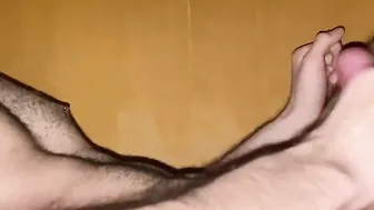 Fit twinkie ejaculates on his abs
