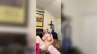 Kaden shaking her booty and fingered her leaking vagina 