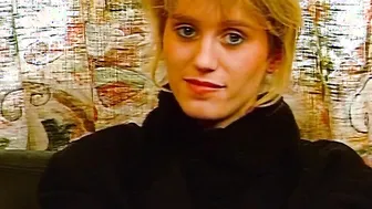 Deep Hard porn video – Blonde Solo auf der Couch Classic