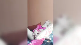 Bombshell cougar slides on fake dick