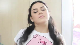 Me follo a mi hijastra  despues de que me provoca con su nueva pijama- porno en español