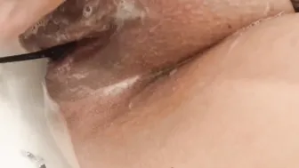My fat cunt is squirting into the toilet