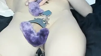 Elle adore se faire jouer après sa chatte douce et rasé et elle adore se masturber (Orgasm)