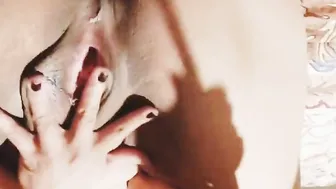 Me mojo bien rico mientras me masturbo