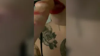 Sinrose destroyed her lipstick