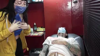 Viene por su PIERCING pero le sacamos la leche primero ft. Mei Pang - John Lemon