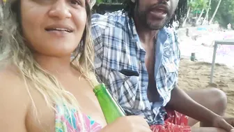 Atriz porno se exibindo e se oferecendo para banhistas no Guarujá Brasil
