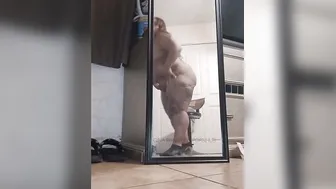 CUTIE BBW DANCES AND TWERKS INSIDE THE MIRROR