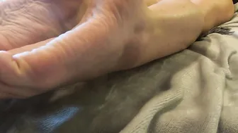 15 Minutes With milf Toes FULL FILM Barefoot All Natural Housewife