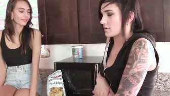 Beauty mouths and stunning fingering for a babe Lesbo orgasm