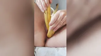 Con porn video – Si scopa la figa con due banane