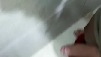 Jovencito tocándose en el baño mientras sus padres duermen