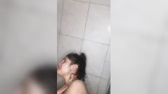 First golden shower and facial inside toilet (prmer goldenshower y facial en el baño)