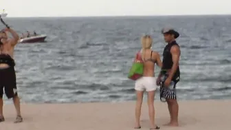 Junge blondine wird im urlaub hart gefickt