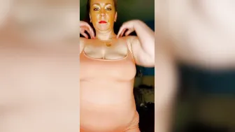 Huge Butt BBW Snow Bunny twerking and posing