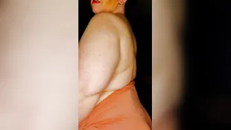Huge Butt BBW Snow Bunny twerking and posing