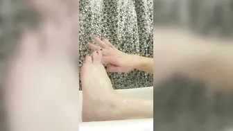 Beauty toes bath tub