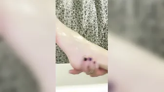 Beauty toes bath tub