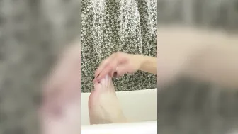 Beauty toes bath tub
