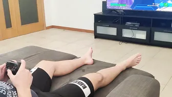 Stepsister offer her stepbrother a fellatio to play fortnite