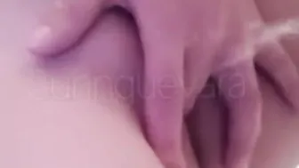 Me dedeo viendo mensajes Bae y termino con un delicioso squirt 