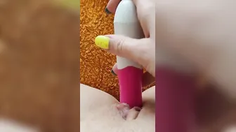 Фаллоимитатор в плотной бритой киске