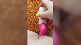 Фаллоимитатор в плотной бритой киске