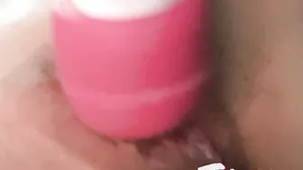 Masturbation avec le magic wand quelle enfonce dans sa chatte