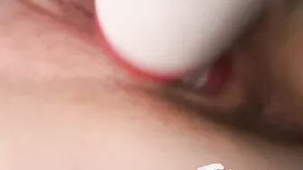 Masturbation avec le magic wand quelle enfonce dans sa chatte