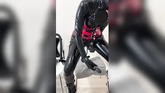 強制尿臭吸引+アナルポンプ+6重ローターで悶えるラバー女装者