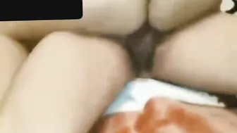 زنشو داده دست نفر سوم و کیر مرده رو می‌زاره تو کص زنش و میگه کص زن جندمو جر بده/بیغیرتی/سکس
