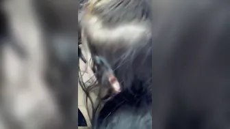 Балуется пока муж смотрит в телефон