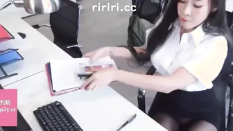 【国内唯一免费同城约炮APP直推当地炮友入口：p2y.cc】絲襪勾破損專業秘書形象，老闆說這麼愛露乾脆不要穿 台湾SWAG寻花 探花 明星 黑丝 主播 小鸟酱 狼人插网红 吴梦梦 国产