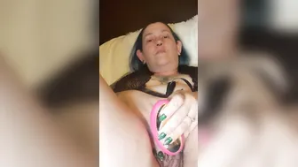 Inked milf cum from clitoris vibrator