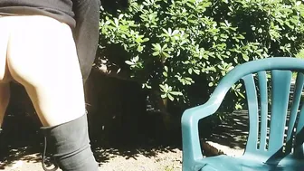 Chica se masturba en parque publico amateur