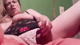 Chubby Milf Fucks Herself In Oblivion