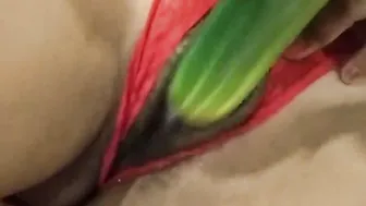 Sexo con un rico pepino hice un rico trio con mi esposo y un pepino