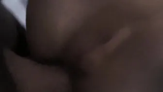 Slim amatrice francaise se fait enculer sur la table. Elle adore avoir une bite dans le cul
