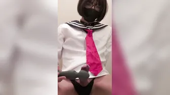電マを亀頭に当てるとすぐに射精してしまいます… セーラー服 女装 オナニー まずもと すん