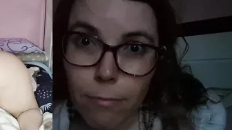 Evita Camila se masturba desnuda y se mete los dedos en su rica snatch MILF madura enseña el culo