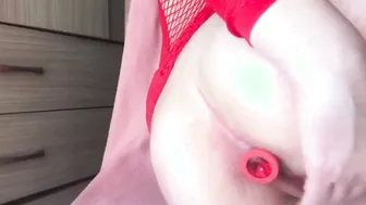 using the anal plug for the first time to put it into my asshole i love it its awesome
