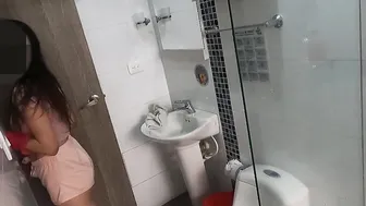EMPLEADA DE ASEO SE DEJA COGER POR UN DINERO EXTRA EN EL BAÑO