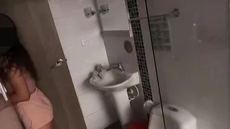 EMPLEADA DE ASEO SE DEJA COGER POR UN DINERO EXTRA EN EL BAÑO