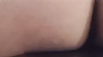 Mujer se COGE UN MUEBLE bien rico con gemidito y todo