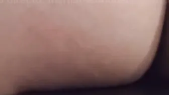 Mujer se COGE UN MUEBLE bien rico con gemidito y todo