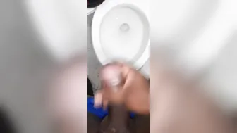 Acariciando mi verga grande.