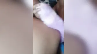 Primera vez con ditalador anal cogiendo de cucharita