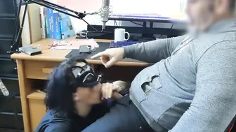 Jolie coquine masquée vient perturber un cours virtuel et se prend un facial