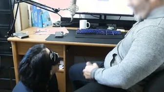 Jolie coquine masquée vient perturber un cours virtuel et se prend un facial