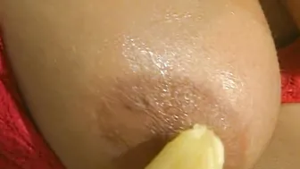 Old Hard porn video – Solo Dark Hair steckt sich erst die banane dann den Toy